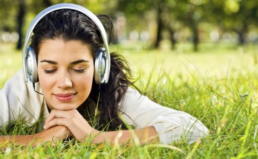 Девушка слушает музыку.jpg
