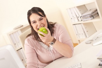 Woman-eating-apple.jpg