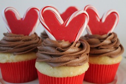 Candy-Cane-Heart-Valentine-Cupcakes.jpg