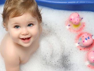 Cute-Baby-Taking-Bath-1400x1050.jpg